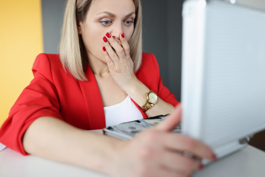 Vrouw bedekt haar mond als ze fraude en corruptie ontdekt